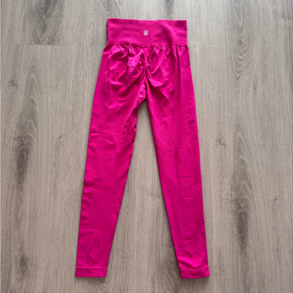 Pink leggings 🩷